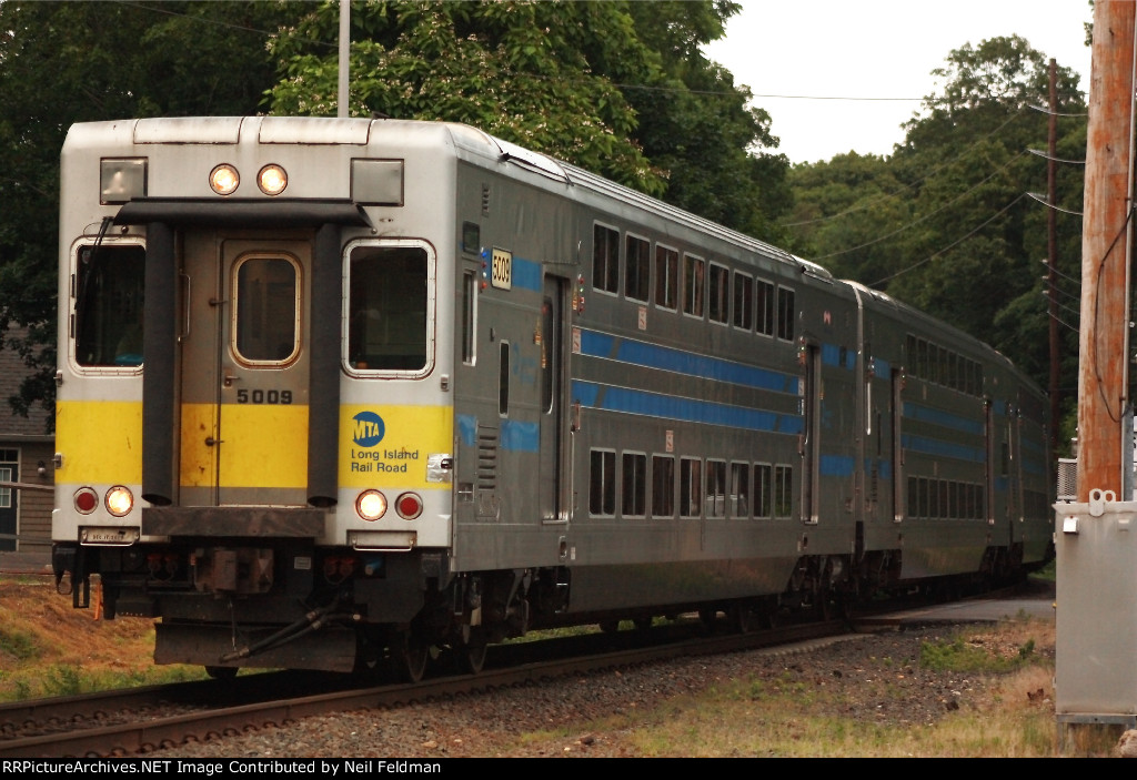 C3_5009_4_Cars_DE30AC_401_Train_657_Smithtown.JPG