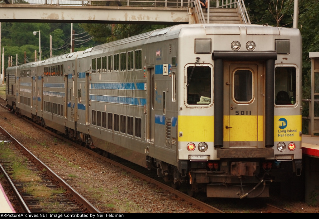 C3_5011_3_Cars_DM30AC_513_Train_662_Smithtown.JPG