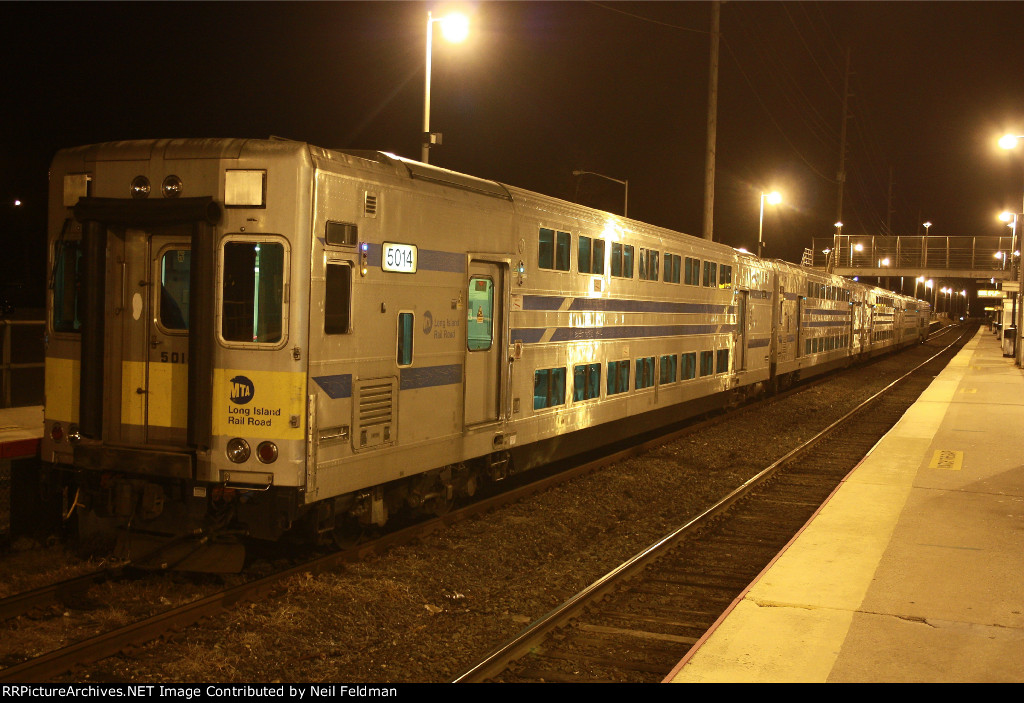 C3_5014_4_Cars_DM30AC_515_Train_657_Smithtown.JPG