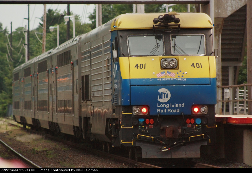 DE30AC_401_4_Cars_C3_5009_Train_657_Smithtown.JPG