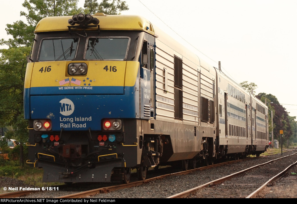 DE30AC_416_2_Cars_C3_5005_Train_6203_Greenport_Scoot_Riverhead.jpg