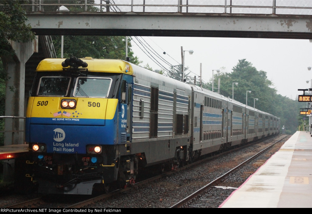 DM30AC_500_506_8_Cars_Train_660_Smithtown.JPG