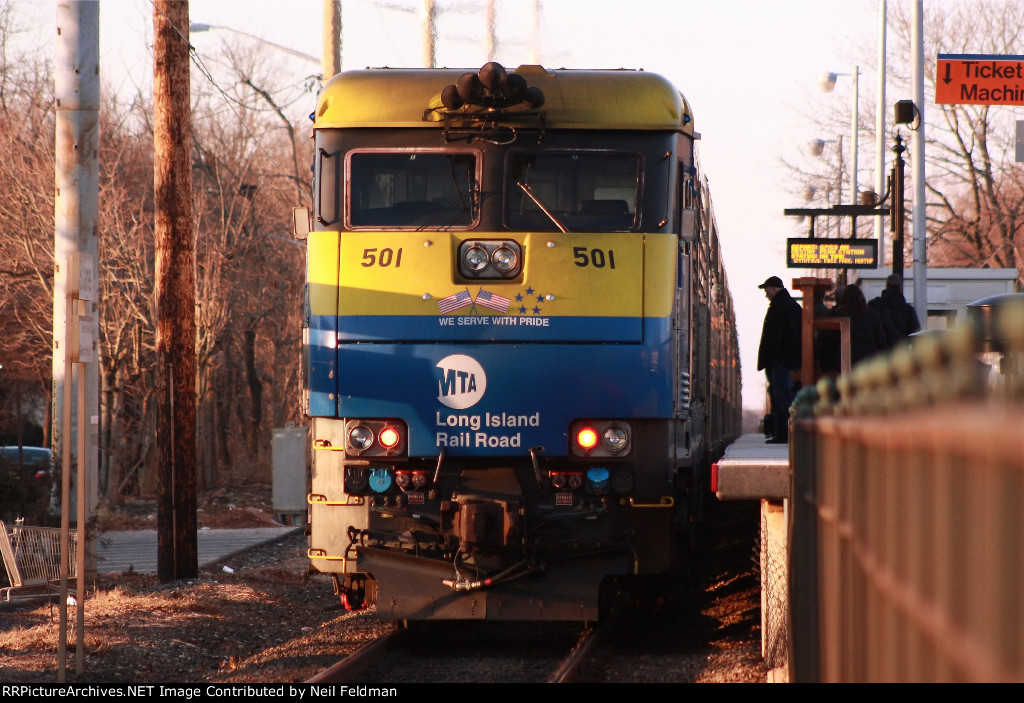 DM30AC_501_502_8_Cars_Train_615_St_James_Platform.JPG