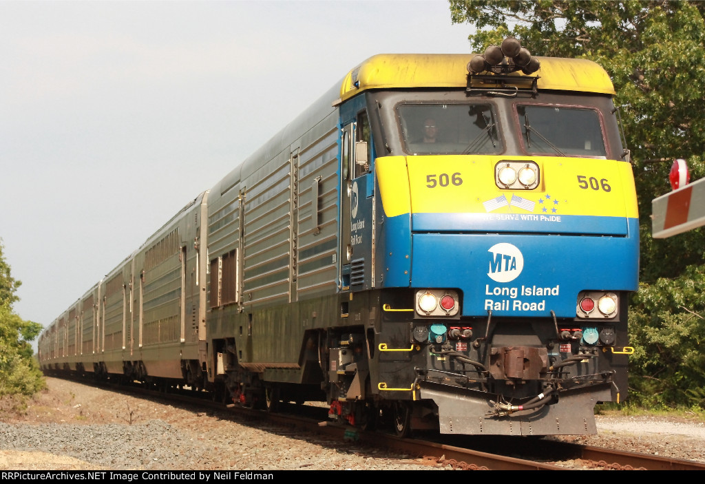 DM30AC_506_502_8_Cars_Train_8705_CR31_Crossing_Westhampton.JPG