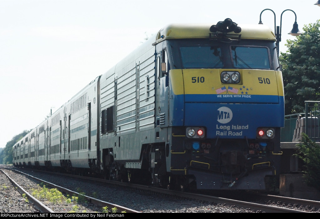 DM30AC_510_509_8_Cars_Train_8705_Hampton_Bays.JPG
