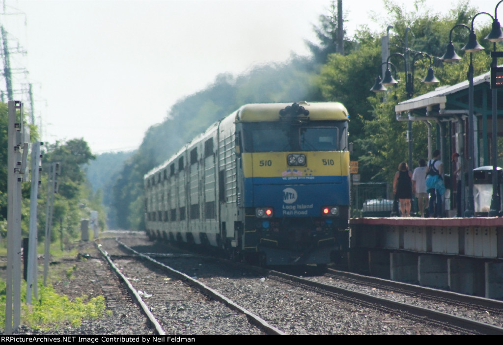 DM30AC_510_509_8_Cars_Train_8705_ND_BL_Station.JPG