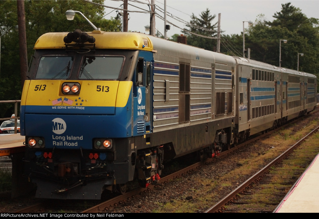 DM30AC_513_3_Cars_C3_5011_Train_662_Smithtown.JPG