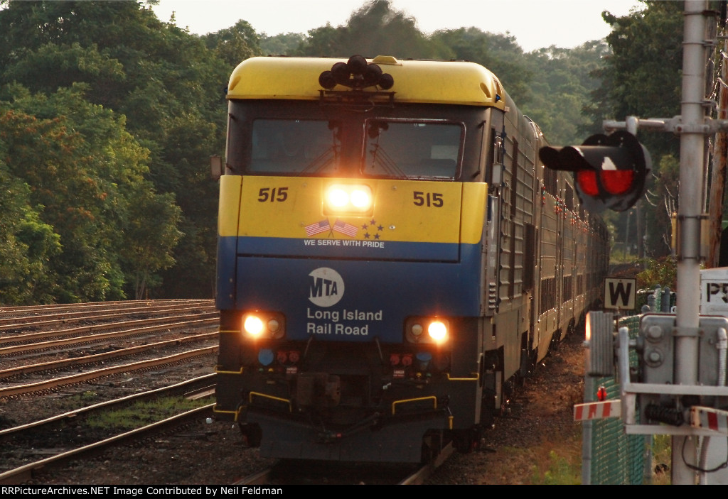 DM30AC_515_516_8_Cars_Train_660_Port_Jefferson.JPG