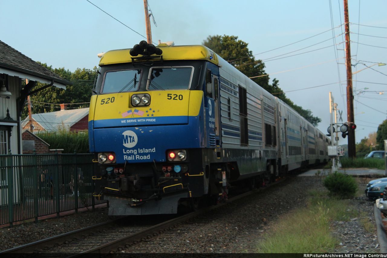 DM30AC_520_505_8_Cars_Train_660_St_James_CB.JPG