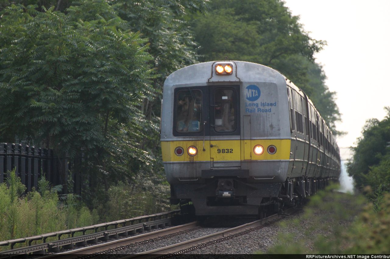 M3_9832_12_Cars_Train_2058_Ocean_Avenue_Ronkonkoma.JPG