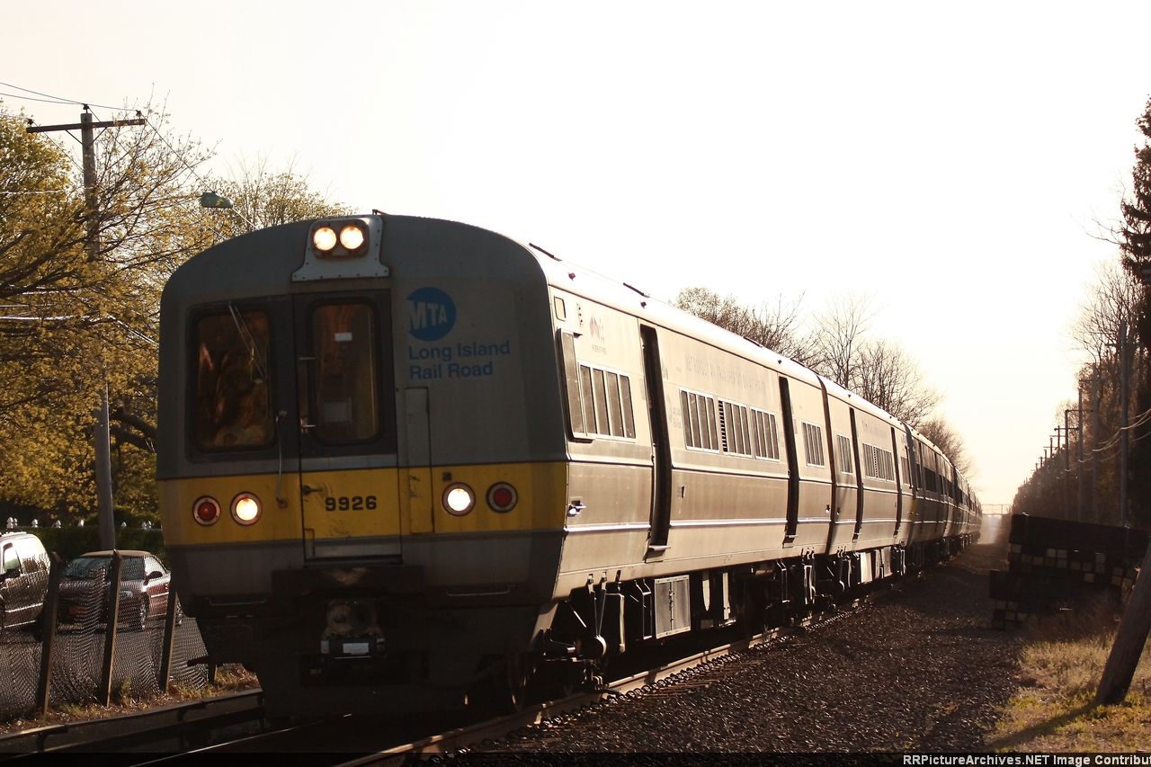 M3_9926_12_Cars_Train_2062_Ocean_Avenue_Ronkonkoma.JPG