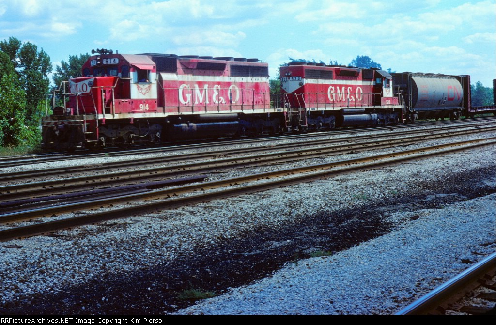 Pair of GM&amp;O SD40s